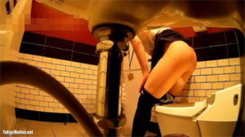 【トイレ盗撮動画】さっきまで話をしていた女の子がオシッコしてる様子を覗き見できる神動画！の画像