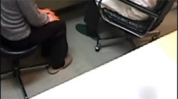 【病院盗撮動画】可愛いお姉さんが四つん這い！悪徳変態医師に指示されてベッドの上でこんな格好に…の画像