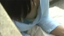 【胸チラ盗撮動画】そんな胸元が迂闊な服着てたら「おっぱい見て下さい」って言ってるようなものですよ！の画像