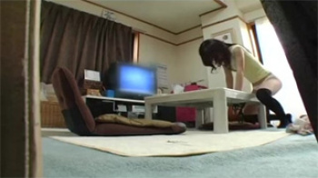 【女子大生オナニー盗撮動画】下着から溢れ出る愛液！感度抜群のJDが角にアソコを擦りつけて止まらない一人エッチ！の画像