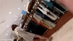 【美人店員盗撮動画】ワンピースのお姉さん！めっちゃ多彩なアングルで隠し撮りされちゃってますよ！の画像