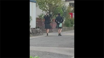 【JKパンチラ盗撮動画】風の強い一日はゲリラ盗撮日和！強風で突如姿を現す下着を逃さず隠し撮り！の画像