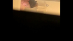 【民家風呂盗撮動画】僅かな隙間から裸の全身を隠し撮りされてしまったスリムボディーのお姉さん！の画像
