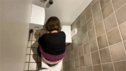 【トイレ盗撮動画】上を見たら駄目ですよ！隠し撮りしてるのがバレちゃいますからｗの画像