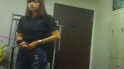 【着替え盗撮動画】顔を赤らめてめっちゃ可愛いお姉さんのお着替えの様子は超セクシー！の画像