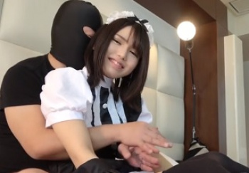 【無修正】20歳の激カワ素人マリナちゃんにメイドコスさせて桃色マンコにたっぷり中出しの画像