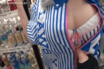 【神乳！！】ローソンの爆乳店員と仕事中にハメ撮りセックス w 谷間に顔を埋めたいの画像