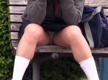 女子通学パンチラ盗撮!!小型カメラで隠し撮りの画像