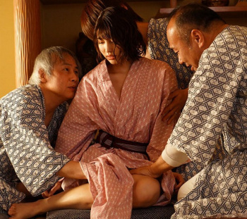 【唯井まひろ】若妻が温泉旅行で、輪姦乱交… 夫の同僚おやじ達に、家族風呂で肉棒突っ込まれ、ワカメ酒されながら、変態性交…の画像