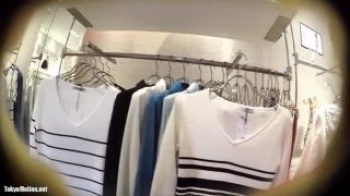 【パンチラ盗撮】超おしゃれな某アパレル店員さんのムチムチパンティが汚れてそうで大興奮の画像