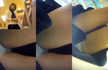 【パンチラ盗撮】超臭そうな大興奮縞綿パン絶対臭いと思うと大興奮ですの画像