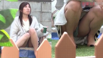【パンチラHD盗撮】某公園にてピクニック中の妙齢女性の対面全く意識なしの大胆パンチラ披露パンスト越しのムレムレパンティが臭そうの画像