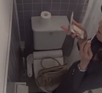 ♡隠し撮りｘナンパされた人妻…トイレでお化粧お直しで気合十分♡おばちゃんのイキ狂い全部丸見え…中出しドピュの画像