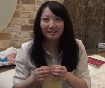 ♥「中出し1発10万円だけどします？♥」連続中出しされて火照った顔のOLは恥ずかしそうに御礼を受けとっちゃう♥の画像