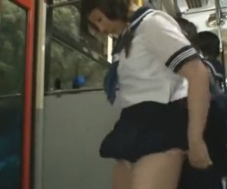 ♥「今日もパンツ脱いじゃった…♥」JKの通学バスでの日課は汚まんこにチンポ挿入しちゃうこと…「どのチンポにしようかな？」の画像