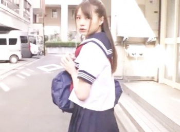 ♡女子高生が逆レイプ「何付いてきてるの？…来なさいよ犯してあげるから♡」公衆便所でチンポ咥える変態JKの画像