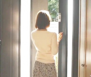 ♥夫が出掛けた後は…男と寝室でイキ狂う人妻※無毛パイパンに剃られてまんこ…愛液溢れる絶倫マンコは毎日チンポ欲しがるのの画像