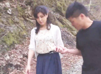 ♡「奥さん、青空の下で中だしセックしましょう♡」ド田舎の人妻を山奥に連れ出して屋外青姦中出し、即OKで車に乗り込んだ…の画像