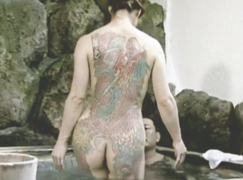 ！「下さい…」極道の女は入れ墨の背中を露わにしてdickを欲しがってお股を開いて愛液トロトロになったおPussyでイキ狂う！の画像