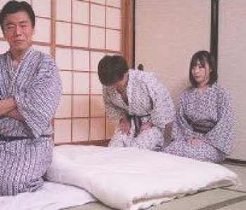 ！！出張先で性接待「取引先の絶倫親父チンポを朝まで咥えて汗だくで何度も何回もイカされ続けた私…」の画像