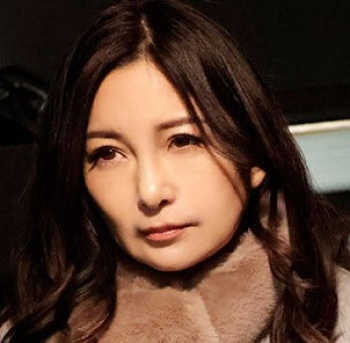！！息子の盗撮を見逃して貰うために母親が1日凌辱され続ける…！！お願いします…入試があるんです…何でもしますからの画像