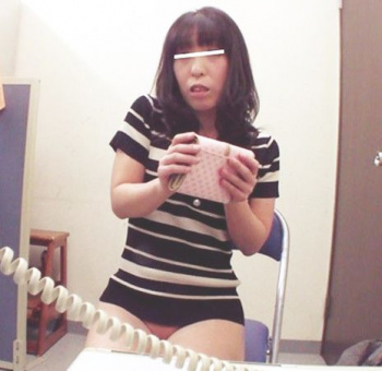 ！！万引き奥様の謝罪はおマンコで「店長、お願い、何でもするから電話しないで…」人妻はコンビニで凌辱され続けて肉便器にの画像