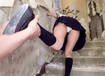 賞金をかけた鬼畜強姦鬼ごっこ！！レイパーに捕まった童顔ロリ美少女女子校生たちが種付け孕ませ中出しレイプ凌辱される！の画像