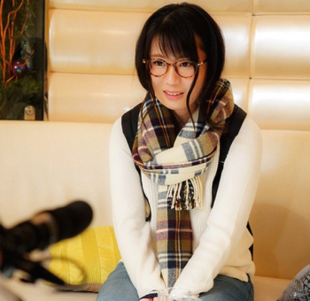 【堀越みな】田舎のメガネ地味子が、チ●ポ堕ちしたハードファック… 天然アニメ声でアヘる、最初で最後のAV体験…の画像