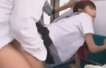ロリおさげJKを立ちバックで犯しちゃう列車レイプ強姦痴漢動画の画像