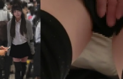 ミニスカxニーハイ絶対領域ロリJKを手マン痴漢しちゃう動画の画像
