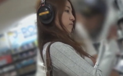 CDショップで視聴中の爆乳おっぱいニットGALをこっそり痴漢しちゃう動画の画像