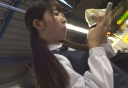 通学中のおさげでアホっぽい童顔JKをじっくり手マン陵辱しちゃう動画の画像