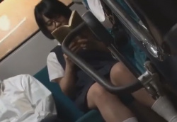 車内で読書中の文系眼鏡JKを手マン痴漢で感じさせちゃう動画の画像