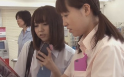 コンビニでスマホに夢中なJK2人組を犯しちゃう強姦レイプ痴漢動画の画像