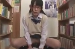 【小西まりえ】パイパン眼鏡なロリJKを図書館で犯す強姦レイプ痴漢動画の画像