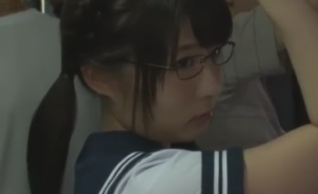 文系眼鏡のむっつりJKを通学バス内で犯しちゃった痴漢レイプ強姦動画の画像
