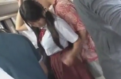 変態親父に通学バスで手マン痴漢されちゃうおさげのロリJK動画の画像