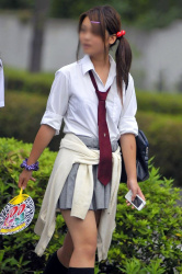 太もも露出上等なミニスカートがたまらん街撮りJK制服画像の画像