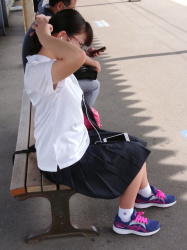 生脚ミニスカスニーカーといえば街撮りJC制服画像の画像