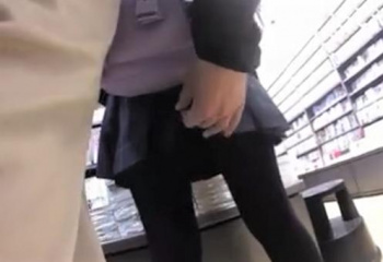 【スカートめくり×パンチラ盗撮】本屋で立ち読みするミニスカの素人JKにバレないようにスカート捲り＆逆さ撮り＆隠し撮り！の画像