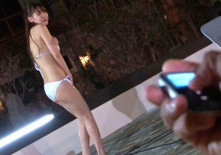 『だめっスイッチを入れないで・・・』リゾートプールで純白ビキニ姿の美女に襲い掛かる強姦魔！リモバイで羞恥＆凌辱レイプの画像