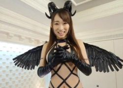 【コスプレ】痴女な悪魔「サキュバス」のアニコスをしたスレンダー×爆乳の美女と着衣エッチ！立ちマン責めに痙攣イキしまくり！の画像