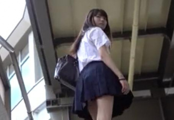 【パンチラ盗撮×盗撮バレ】学校帰りの制服姿の美少女JKをストーキングして駅の階段でスカートの中を逆さ撮り！バレたか！！の画像