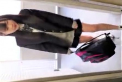 【パンチラ盗撮】近所のマンションに住む制服姿の美少女JKと同じエレベーターに乗る変態男！毎日隠しカメラでパンツを隠し撮り！の画像