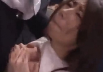 バスの中で痴漢されて最後はパイズリからパイ射される美女wの画像