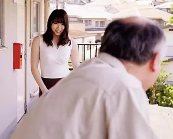 一回りも年の離れたハゲオヤジに中出しされる宝田もなみｗの画像