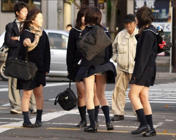 風でめくれ上がるスカート!そこを狙ってすかさずぱしゃりwの画像