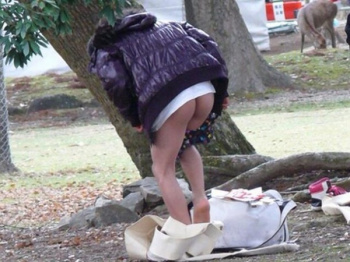 外で生着替えをしている女の子!これは盗撮してくださいってこと?wの画像