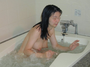 入浴中の嫁を撮影!その画像がネットに流出しちゃうwの画像