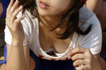 こんな胸チラ見ちゃったらもう勃起がおさまらん!の画像